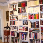 Bücherwand in Schleiflack